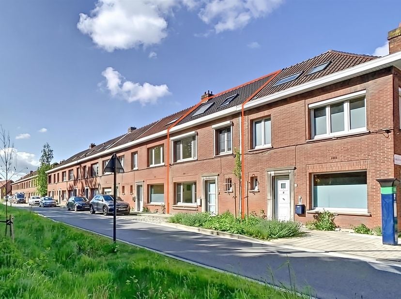 Deze woning heeft een uitstekende locatie nabij het UZ Gent, campus De Sterre, campus Ardoyen (Technologiepark) en verschillende scholen. Ze is gemakk