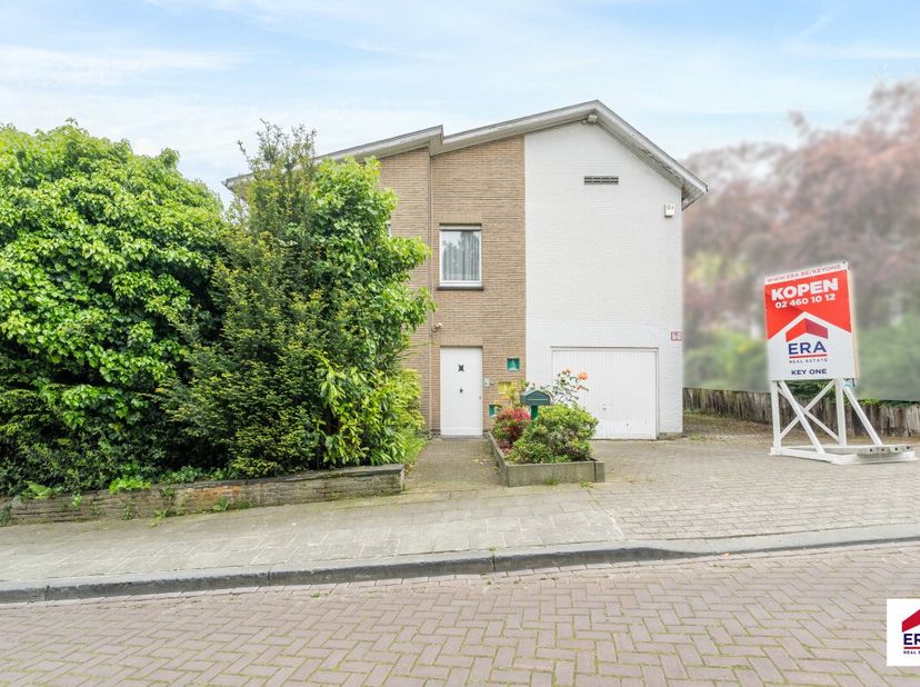 À vendre : villa ouverte spacieuse dans un quartier résidentiel de Laeken, située dans un environnement verdoyant près de Bruxelles. Construite en 196