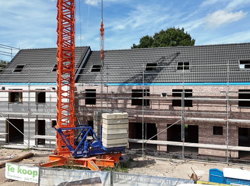 Rond de Mokkerkapel worden drie moderne BEN-woningen gebouwd op een toplocatie, op wandelafstand van scholen, winkels en openbaar vervoer. De woningen