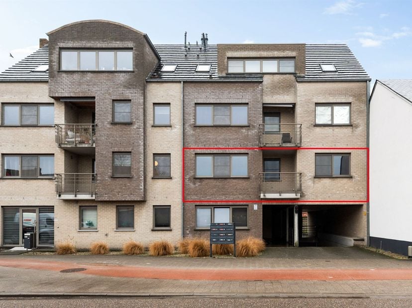 Instapklaar appartement met 2 slaapkamers en autostaanplaats in het centrum van Geel<br />
Dit aangename appartement is gelegen op de eerste verdiepi