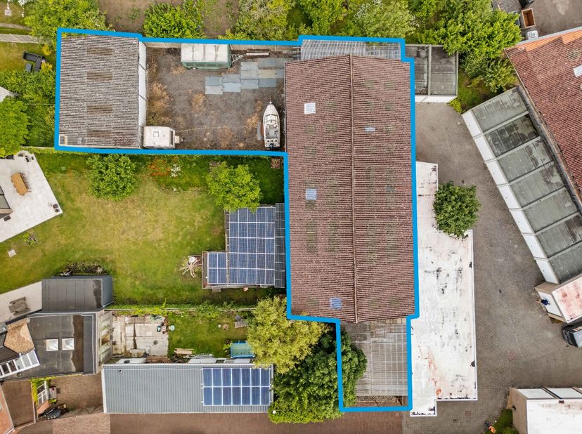 ASSEBROEK - POTENTIELE COMBINATIE van een RUIM MAGAZIJN/HANGAR (300m²) met 4 GARAGEBOXEN. Het magazijn is 6m hoog, heeft 2 poorten en achterliggende g