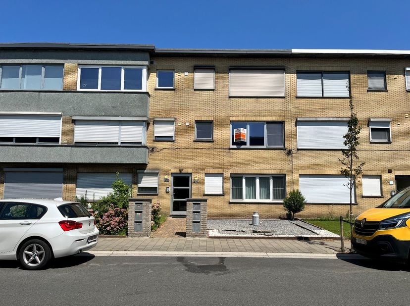 Zeer gunstig gelegen appartement op de 1e verdieping van een kleinschalig gebouw zonder lift. Indeling: een ruime inkomhal met apart toilet, een licht