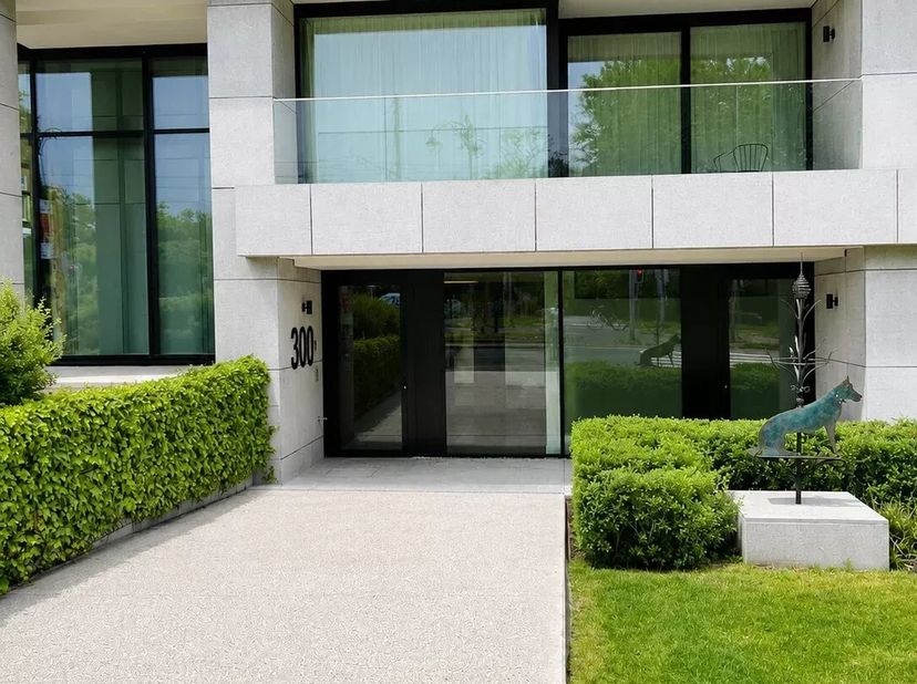 Ideaal gelegen aan de prestigieuze Tervurenlaan in Sint-Pieters-Woluwe, op de 7de verdieping van een hedendaags gebouw, biedt dit elegante appartement