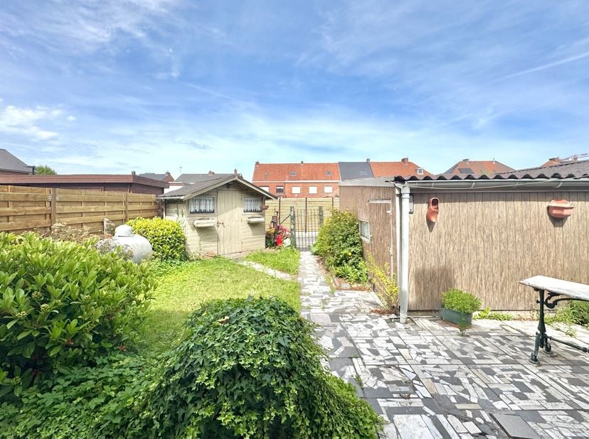 Lichtrijke woning op een perceel van 157 m², gelegen in rustige woonbuurt dichtbij letterlijk alles wat men nodig heeft aan winkels , bakker, slager,.