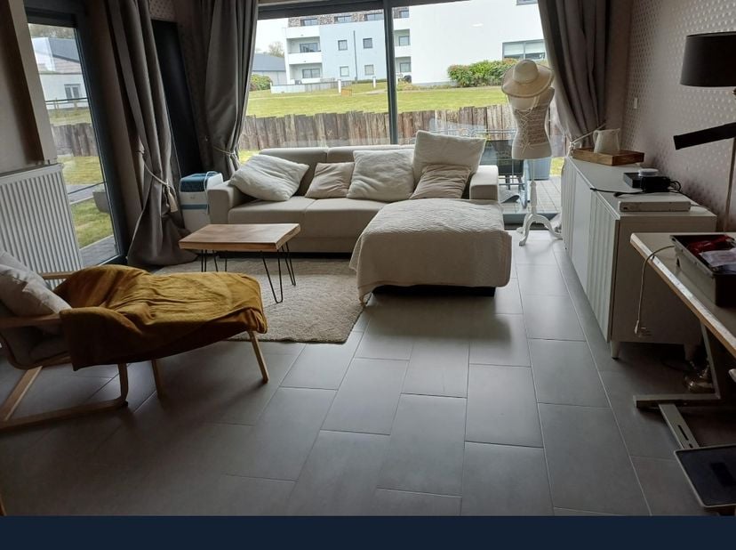 Instapklaar gelijkvloers appartement op rustige ligging met eigen parkeerplaats in deelgemeente van Maldegem, Kleit. Het appartement beschikt over een