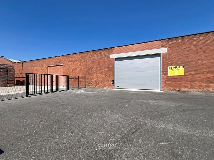 Benaderende bruto-AFMETINGEN:&amp;nbsp;<br />
Magazijn: 2.400m²<br />
Ruim verharde parking 540m2<br />
<br />
AFWERKING:<br />
- Gemetste constructie met
