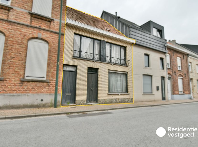 Op zoek naar een renovatieproject om uw eigen stempel op te kunnen drukken? Dan is deze woning in de Poperbosstraat 18 te Torhout een unieke kans! Gel