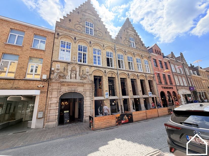 Dit pand is over te nemen, dus bovenop de huurprijs dient een overname betaald te worden (> 100.000€) voor gans de inrichting.<br />
<br />
Bekijk zek