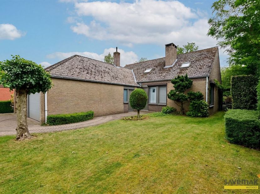 Deze praktische woning werd in de sixties gebouwd in een rustige Lommelse.<br />
Achteraan is er een klein perceeltje tuingrond met een charmant tuinh