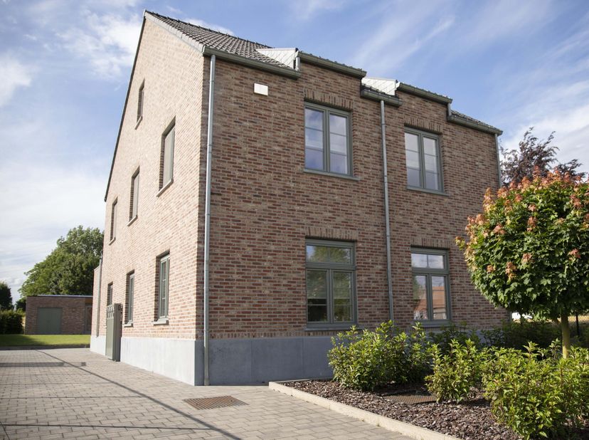 UITSTEKEND ONDERHOUDEN, INSTAPKLARE WONING te koop in Riemst (Valmeer).<br />
Op een uitstekende en zichtbare locatie bevindt zich deze klassevolle en
