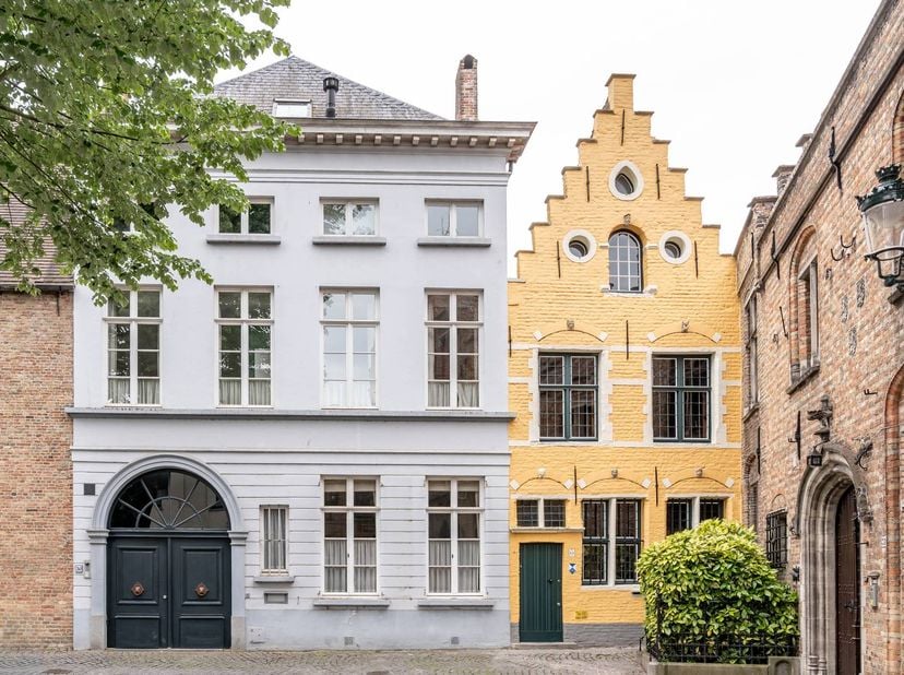 Indrukwekkend herenhuis in het hart van Brugge kent een rijke geschiedenis die teruggaat tot vóór 1850 en biedt een unieke woonkans op een van de mees
