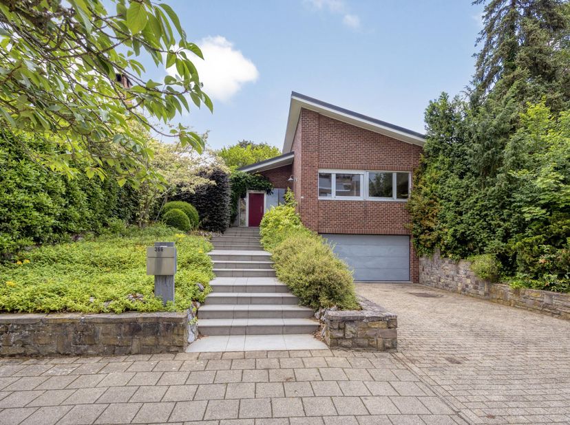 Stijlvolle bungalow met tijdloze architectuur zoekt nieuwe toekomst aan de Leuvense stadsrand<br />
<br />
Gelegen in een gezochte, residentiële omgev