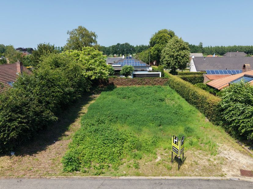 Prachtige bouwgrond voor open bebouwing met een oppervlakte van 755 m² gelegen&amp;nbsp;Antoon Delemazurestraat te Lommel-Kolonie.<br />
<br />
Extra info