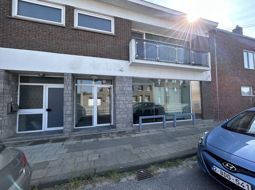 Dit pand is gelegen op de drukke invalsweg Ieper- Veurne en kan daarom geschikt zijn als winkel met commerciële invulling (verswinkel, broodjeszaak, f