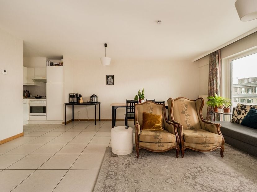 APPARTEMENT SPACIEUX AVEC 2 CHAMBRES, TERRASSE ET GARAGE (+ 30 000 €) AU CŒUR DE MALINES<br />
Vous recherchez un appartement spacieux et prêt à emmé