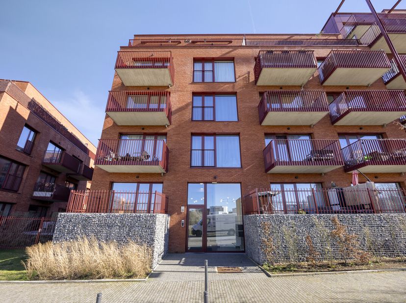 Recent opgeleverd appartement gelegen op de nieuwe site van Erasmus Gardens in Anderlecht. Dit nieuwbouwappartement werd opgeleverd in 2022 en is voll