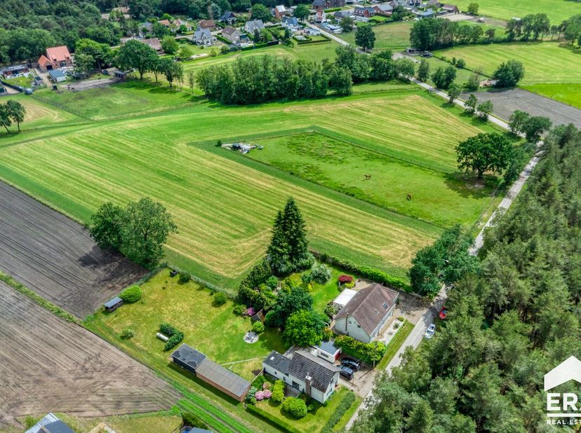 Rust, ruimte en natuur op een toplocatie! Bent u op zoek naar een woning waar u elke dag kunt genieten van rust, privacy en een prachtig vrij uitzicht