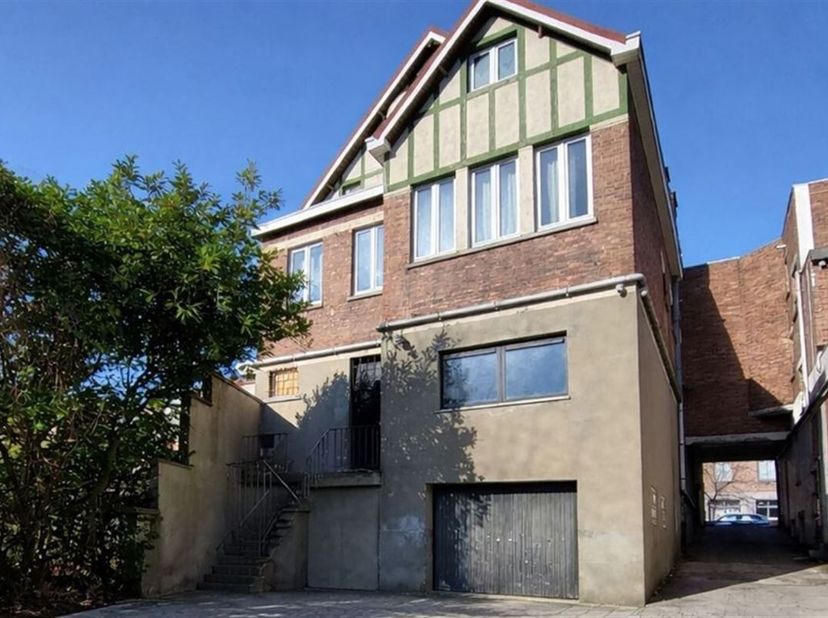 Opportuniteit voor investeerders: 6% rendement<br />
Deze opbrengsteigendom is uitstekend gelegen aan de bruisende Vennestraat in Genk en bestaat uit