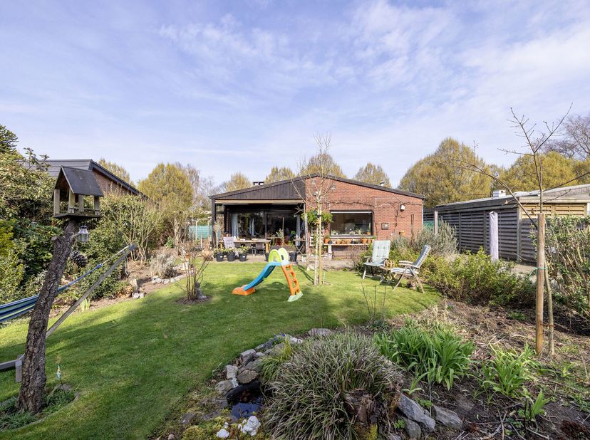 Open laagbouwwoning met 2/3 slpk, tuin en garage, centraal gelegen in de gegeerde buurt 'De Molekens' op een perceel van 965m². <br />
Indeling GLV: i