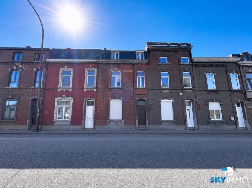 L’agence SKYIMMO BRUXELLES vous présente cette maison de caractère en cours de rénovation, offrant un énorme potentiel d’aménagement et d’investisseme