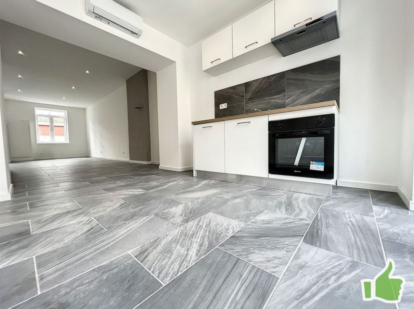 Maison rénovée en 2023 avec une terrasse<br />
RDC avec hall d'entrée, living, wc, cuisine à l'arrière et terrasse carrelée<br />
Au premier : 1 chamb