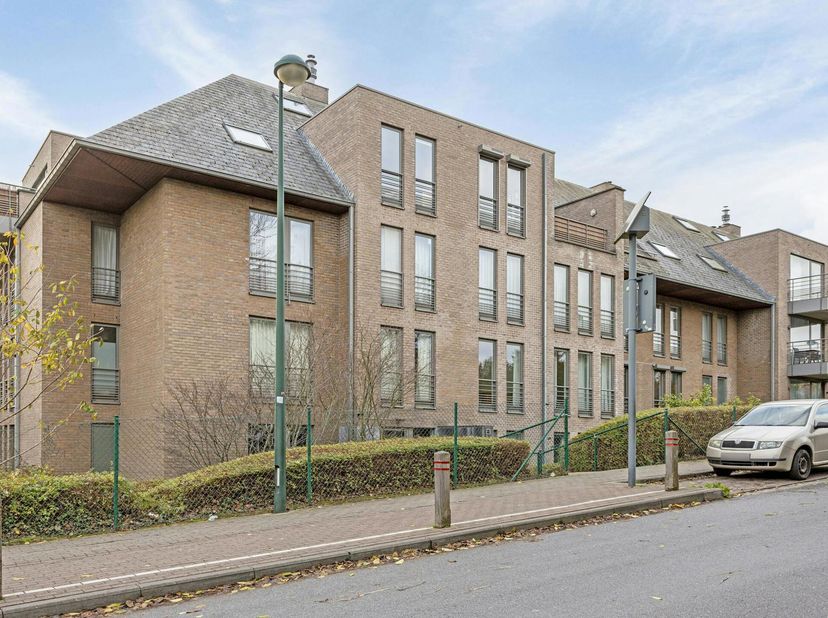 WOLUWE-SAINT-LAMBERT, rustige en groene wijk vlakbij Hof ten Berg en de Europese School. Aangenaam APPARTEMENT (2 slaapkamers/2 badkamers) van 130 m²