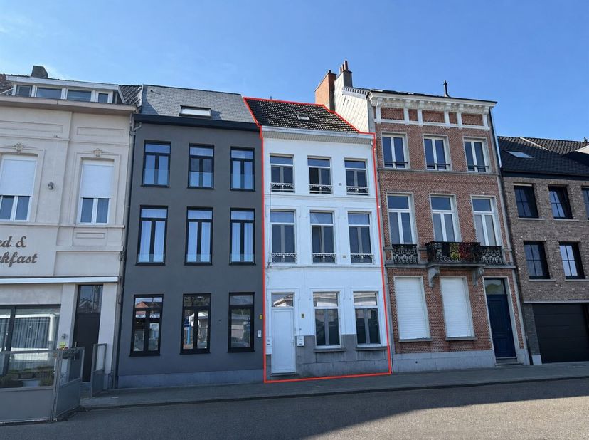Op een uitstekende locatie aan het Leopoldplein in Lier bevindt zich deze interessante opbrengsteigendom bestaande uit drie volledig verhuurde apparte