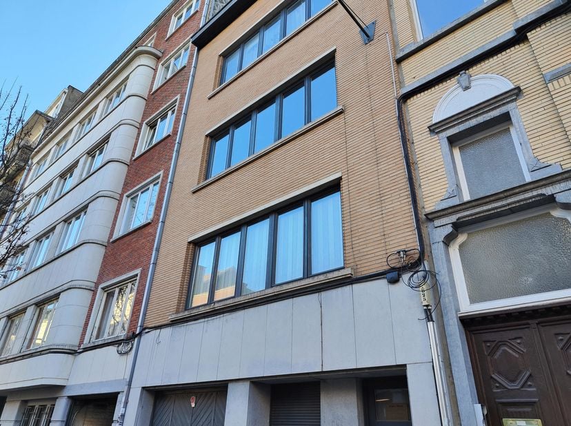 <br />
Situé dans le quartier Couronne, cet agréable appartement de ±75 m² se trouve au 3ᵉ et dernier étage d’un petit immeuble.<br />
Il offre un spa