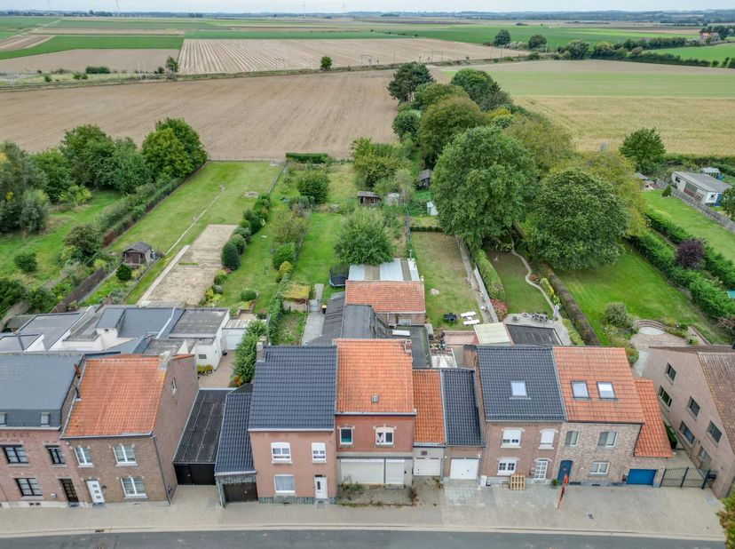 Dit handelspand met woonst is gelegen in de Laarstraat 53 in Landen. De voormalige beenhouwerij is te renoveren naar eigen smaak. De voornaamste plusp