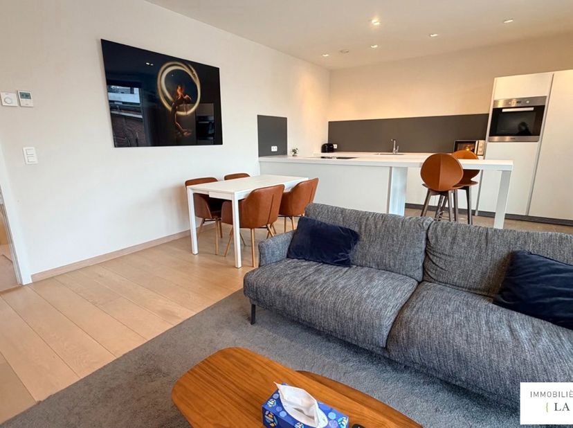 Gelegen in de prestigieuze Résidence COND’OR aan de bekende Louizalaan, weet dit elegante appartement onmiddellijk te bekoren met zijn hedendaags desi