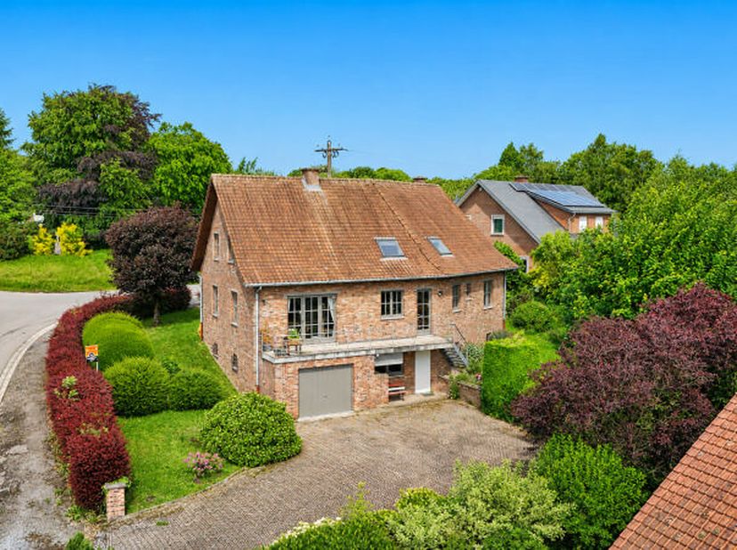 Magnifique et vaste villa de caractère réalisée avec des matériaux de qualité (+/- 307m² daprès PEB) 6 chambres, parking, jardin et terrasse avec vue