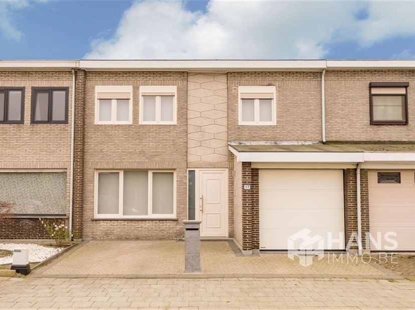IVolledig gerenoveerde woning (129m²) met 3 slaapkamers, 1 garages en tuin (145 m²) in Berendrecht.<br />
<br />
In deze rustige wijk treffen we dez