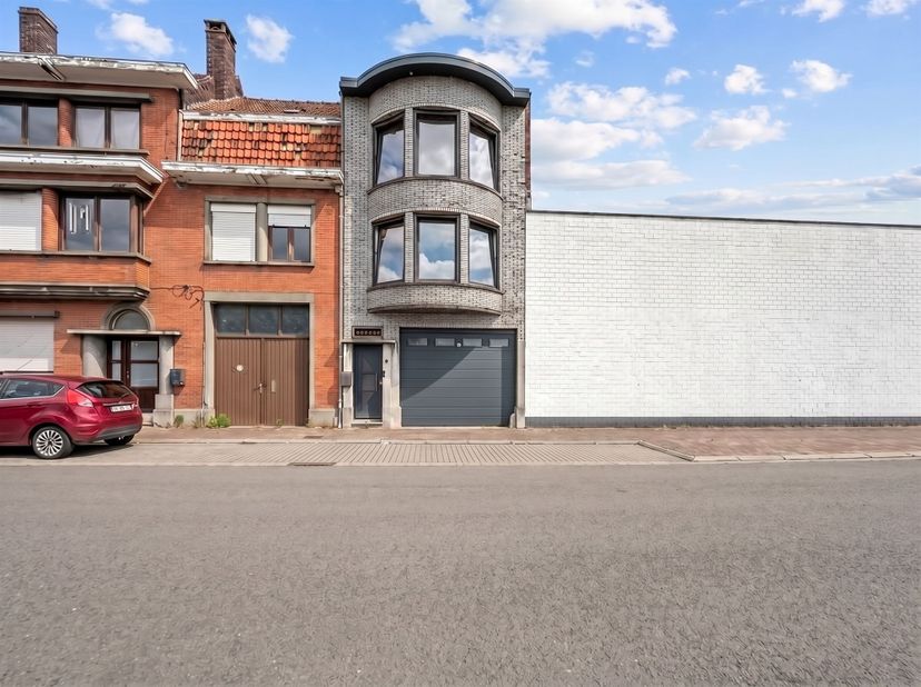 Welkom in deze bijzonder ruime woning, centraal gelegen en voorzien van heel wat mogelijkheden. De woning beschikt over meerdere volwaardige verdiepin