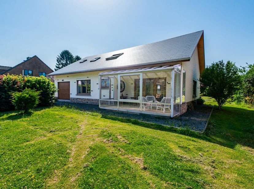 Easyhome biedt u deze charmante vrijstaande woning (4 gevels) aan, ideaal gelegen in Godinne op een perceel van ongeveer 730 m², in een rustige en aan
