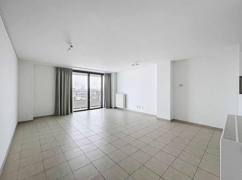 Molenbeek - Ruime studio op 12de verdieping te huur - Deze instapklare studio van 50m² bevindt zich in het recent nieuwbouwproject EKLA.<br />
<br />
