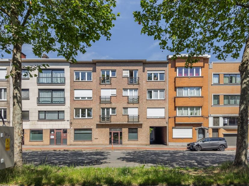 Dit instapklare appartement met EPC B en conforme elektriciteitskeuring is gelegen op de eerste verdieping van een rustig en kleinschalig gebouw met l