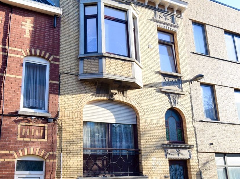 Goed gelegen vergunde opbrengsteigendom in zeer goede staat. Het betreft een ruime woning bestaande uit 2 appartementen met een mogelijke totale huuro