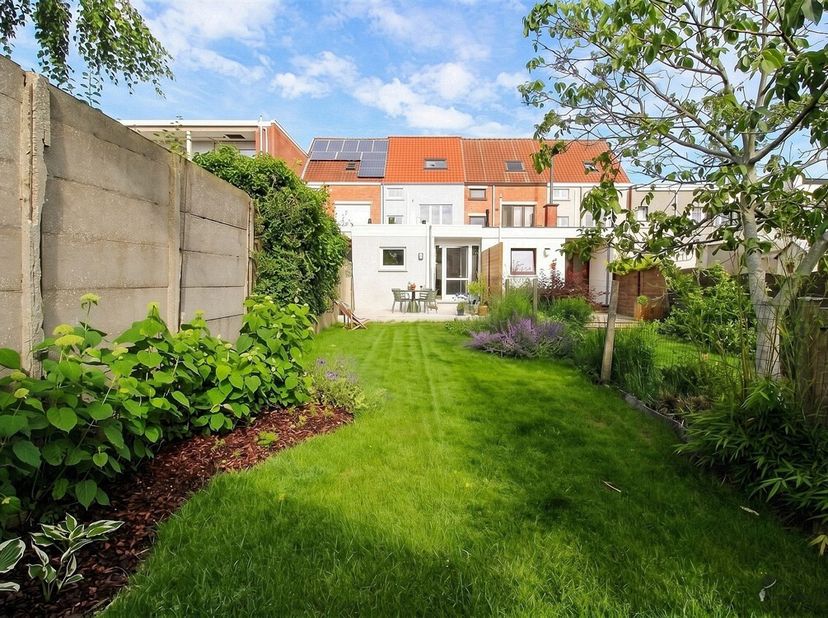 Deze gerenoveerde, gunstig gelegen woning te Lier, combineert hedendaags wooncomfort met authentieke charme. De woning werd grondig vernieuwd in 2022-
