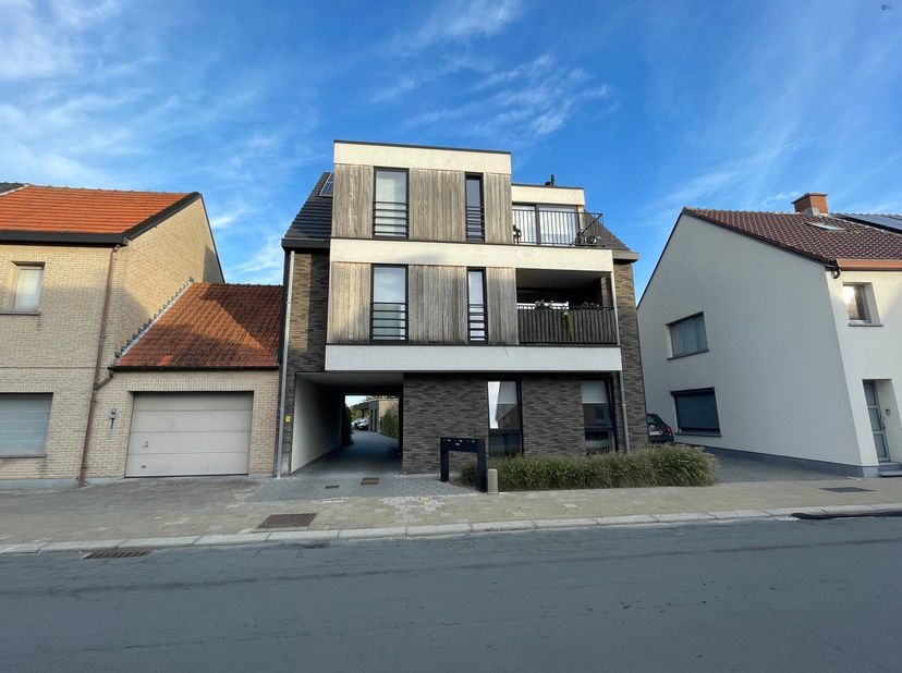 Nieuwkerken - Waas, ruim en recent 2 slaapkamer appartement met gezellig tuintje<br />
Rustig gelegen nieuwbouw - gelijkvloers - appartement met vloe
