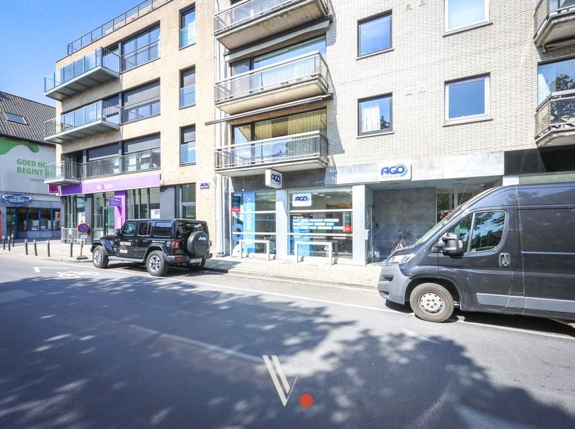 Dit handelspand met een bruikbare vloeroppervlakte bevindt zich in het hartje van centrum en heeft een uiterst commerciële ligging.&amp;nbsp;<br />
De loc