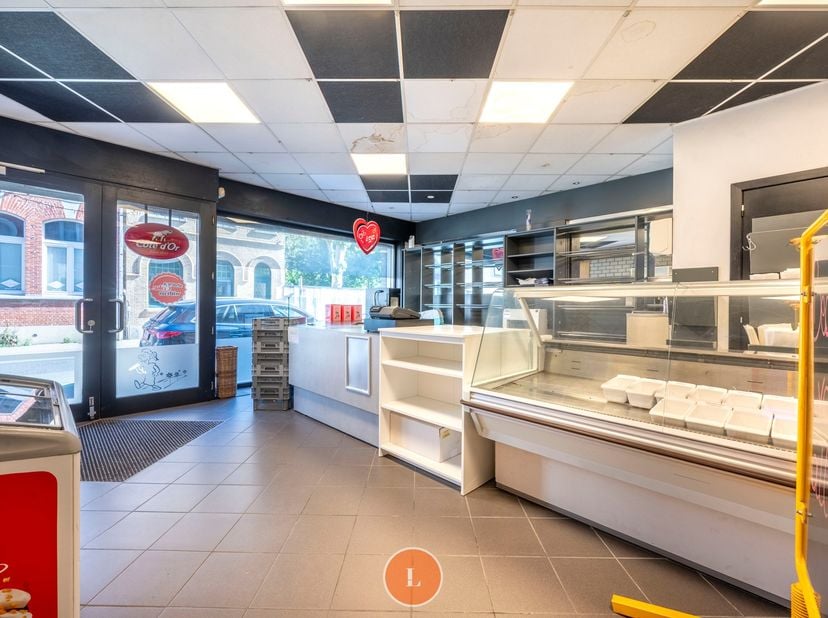 Handelspand met duplexappartement, tuin en garage in het hart van Lauwe.<br />
<br />
Dit veelzijdige handelspand met bovenliggend duplexappartement i