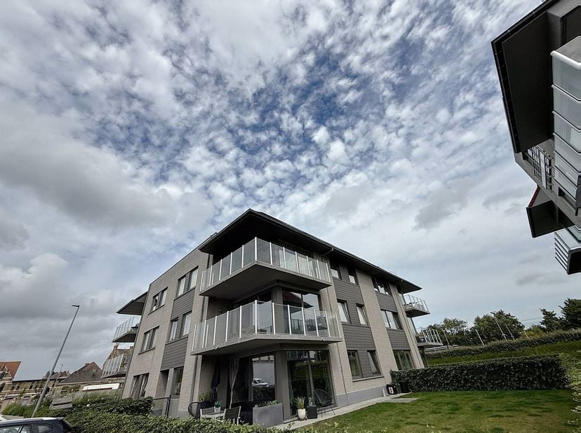Ruim appartement (103m²) met 2 slaapkamers, staanplaats en terras (11m²) te huur in de Rodestraat te Veurne. Het appartement is ideaal gelegen nabij h