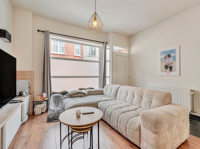 Instapklare woning te koop in Lauwe!<br />
Je betreedt de woning en komt meteen terecht in de open leefruimte, waar de zithoek, eetplaats en uitgerust