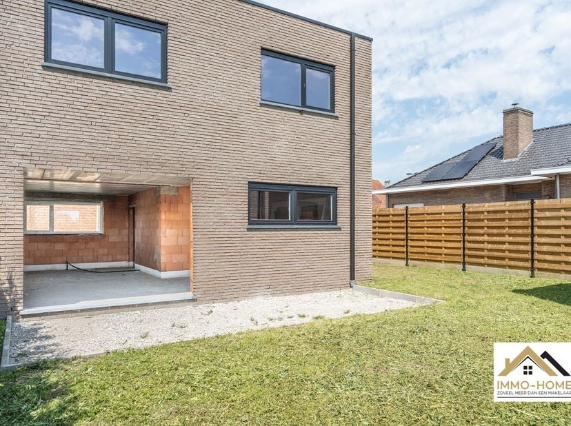 Deze casco woning is gelegen pal in het landelijke Desteldonk, en is vlot bereikbaar. De inkomhal voorziet in een gastentoilet en vestiaire, en zo kom