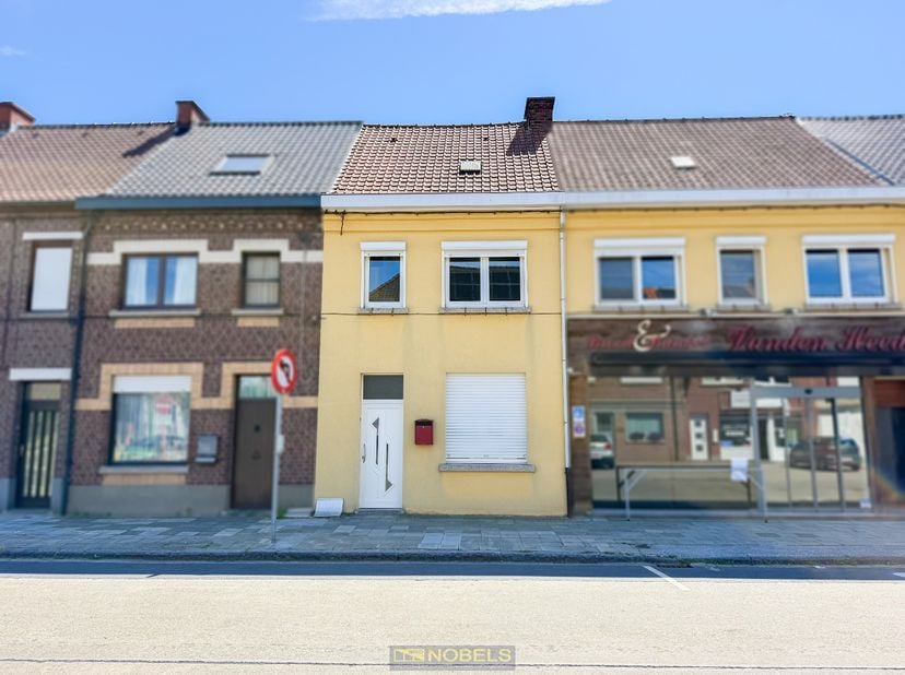 CENTRAAL GELEGEN STADSWONING met GEZELLIGE STADSTUIN, op WANDELAFSTAND van het CENTRUM van Oudenaarde en ALLE DAGELIJKSE VOORZIENINGEN. Deze eigendom