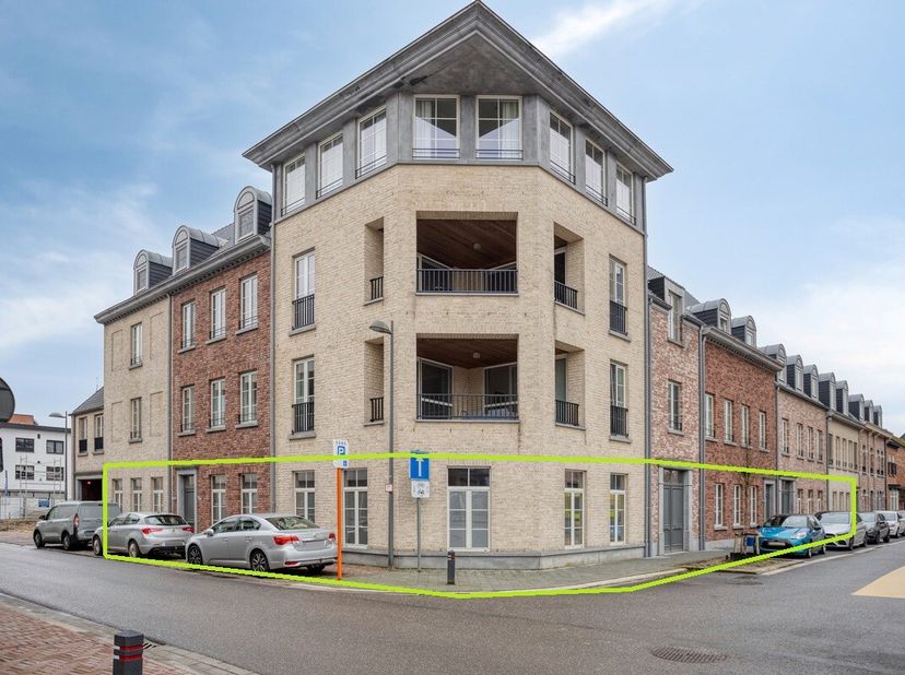Deze uitzonderlijk ruime casco handelsruimte van 724 m² bevindt zich op een zeer goede locatie in het centrum van Mol, op wandelafstand van het Rondpl