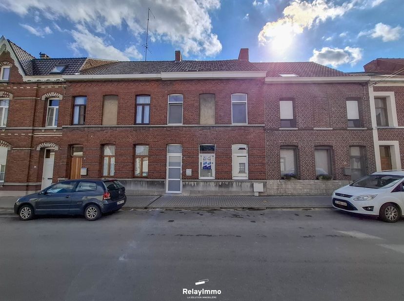 Belle maison de rangée, idéalement agencée pour une famille !<br />
Au rez-de-chaussée, le hall d'entrée dessert un salon, une salle à manger, une cu