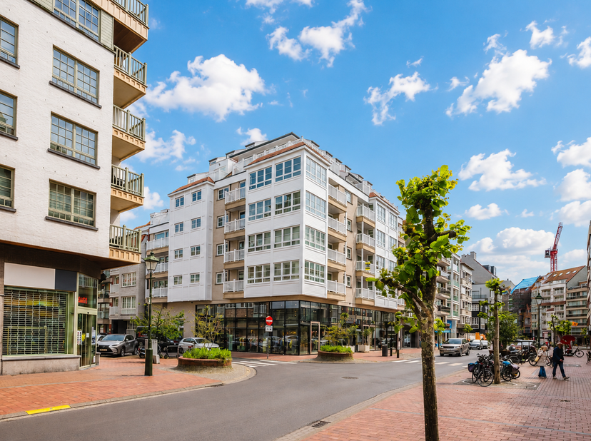 Ligging<br />
Gelegen in de Duinviooltjesstraat aan de Dumortierlaan te Knokke. Een makkelijke verbinding met het openbaar vervoer en op wandelafstand
