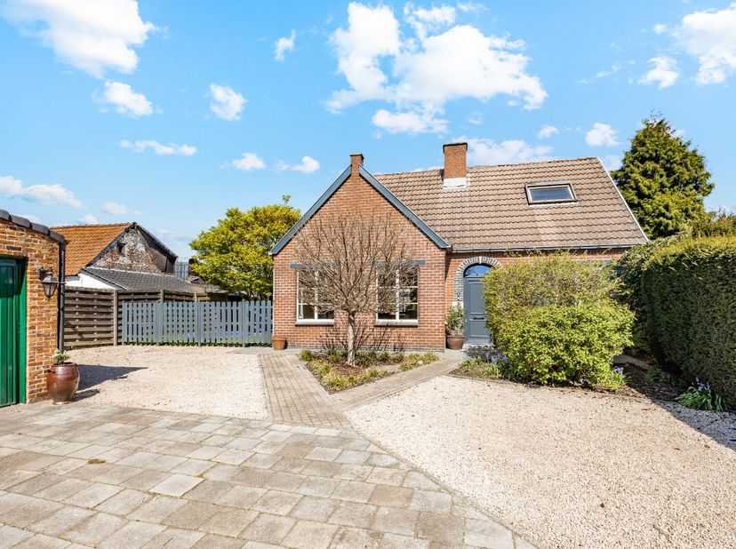 Ligging &amp; indelingIn het groene en rustige Wachtebeke bevindt zich deze charmante woning in landelijke stijl op een perceel van 706 m². Deze eigendom