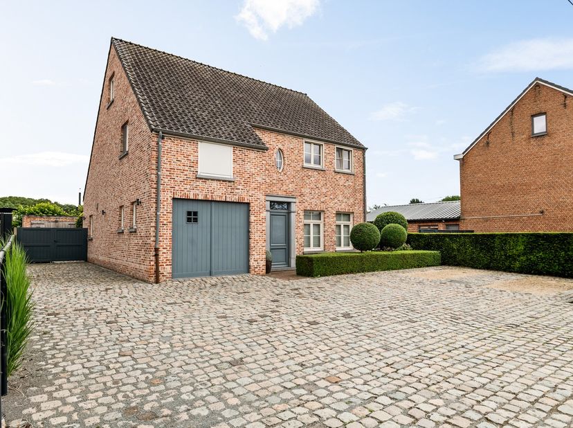 Op een uitstekende locatie in Heist-op-den-Berg bevindt zich deze energiezuinige open bebouwing met vier slaapkamers en een aangename, zonnige tuin. U